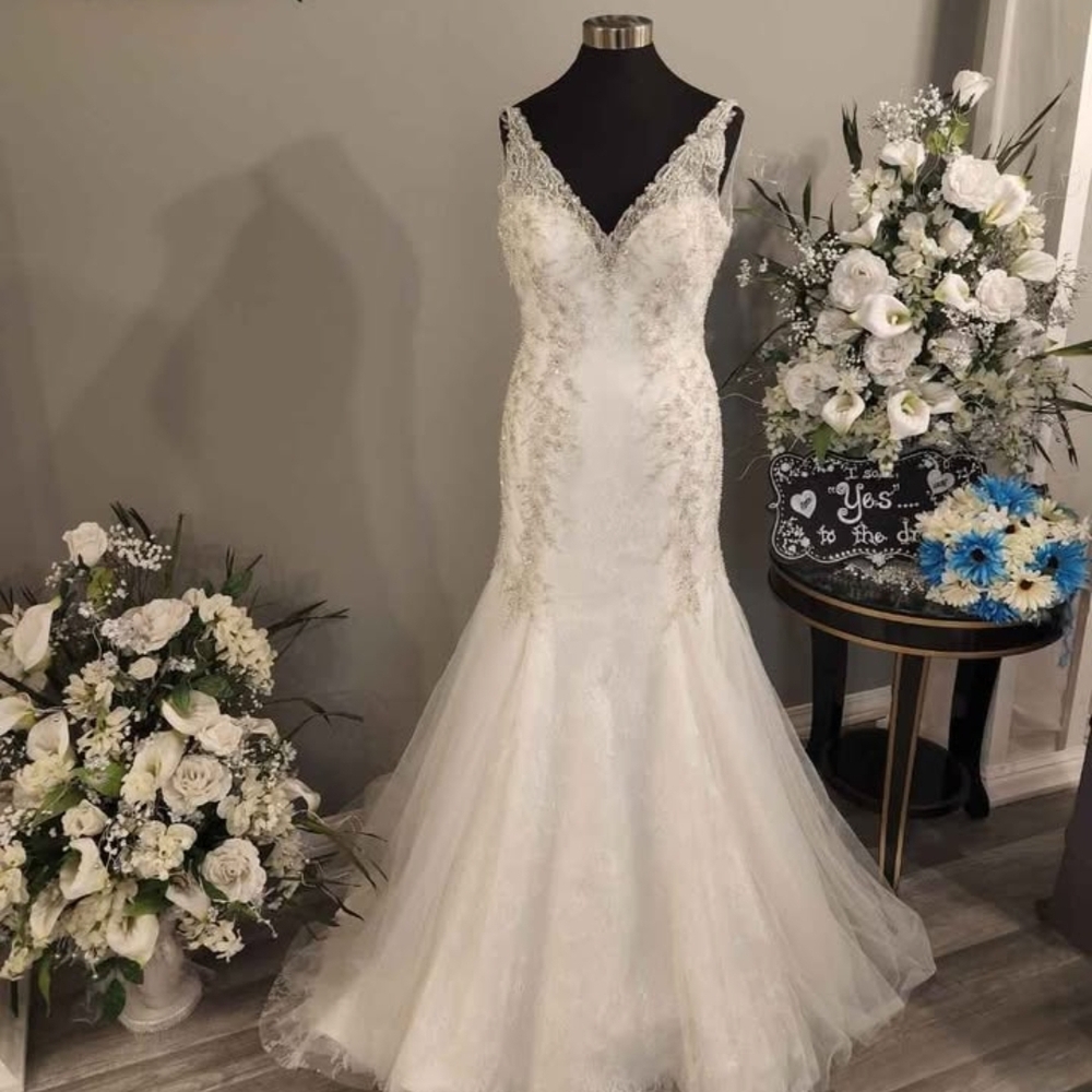 Elegant White Lace Wedding Dress